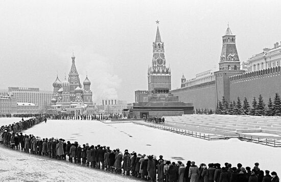 Очередь к Мавзолею на Красной Площади в Москве