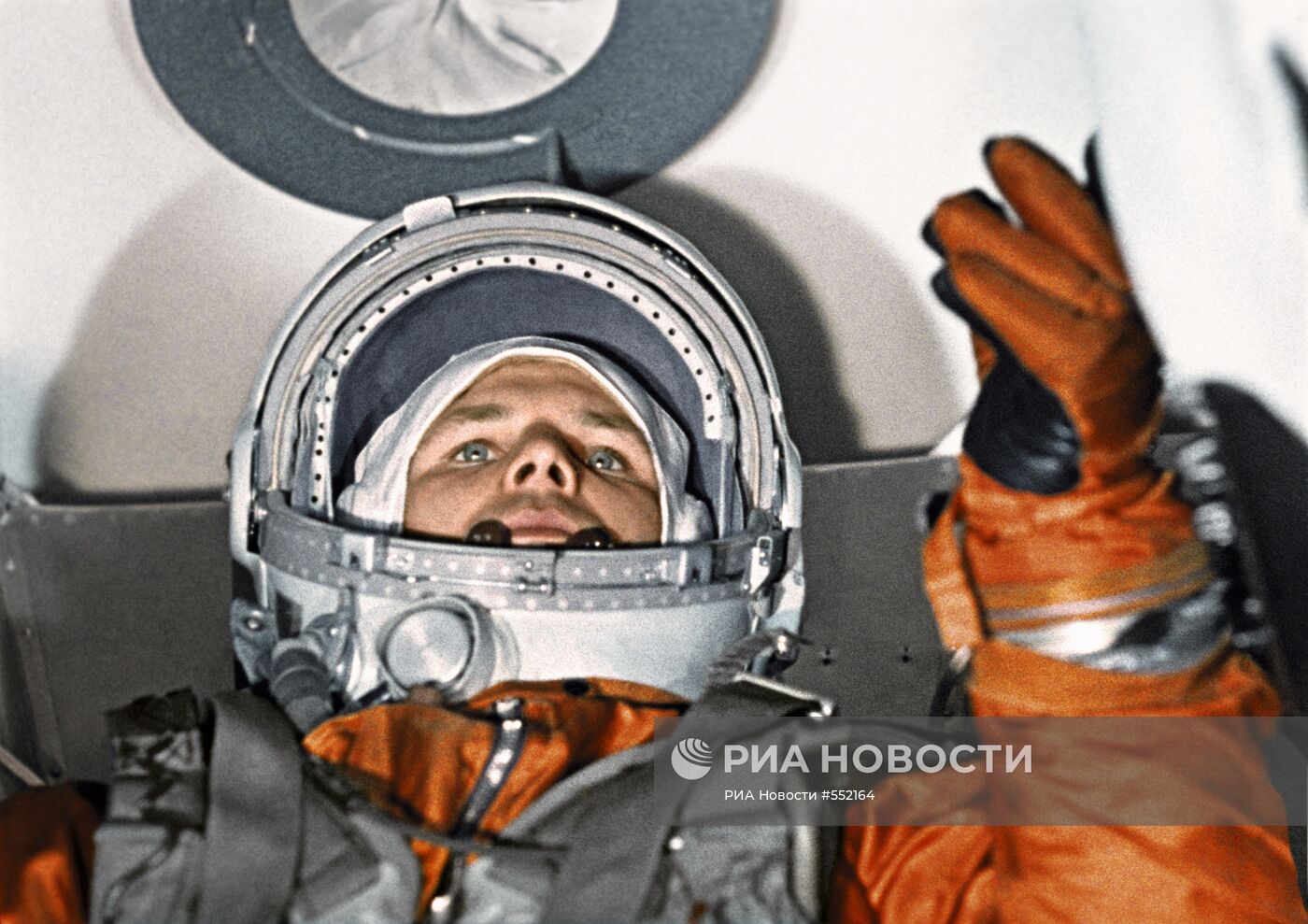 Юрий Гагарин в кабине космического корабля "Восток-1"