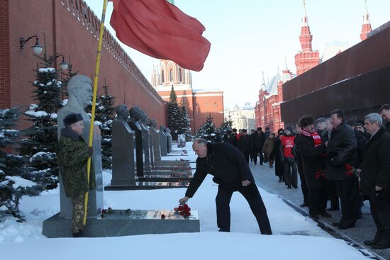 Геннадий Зюганов возлагает цветы к могиле Иосифа Сталина