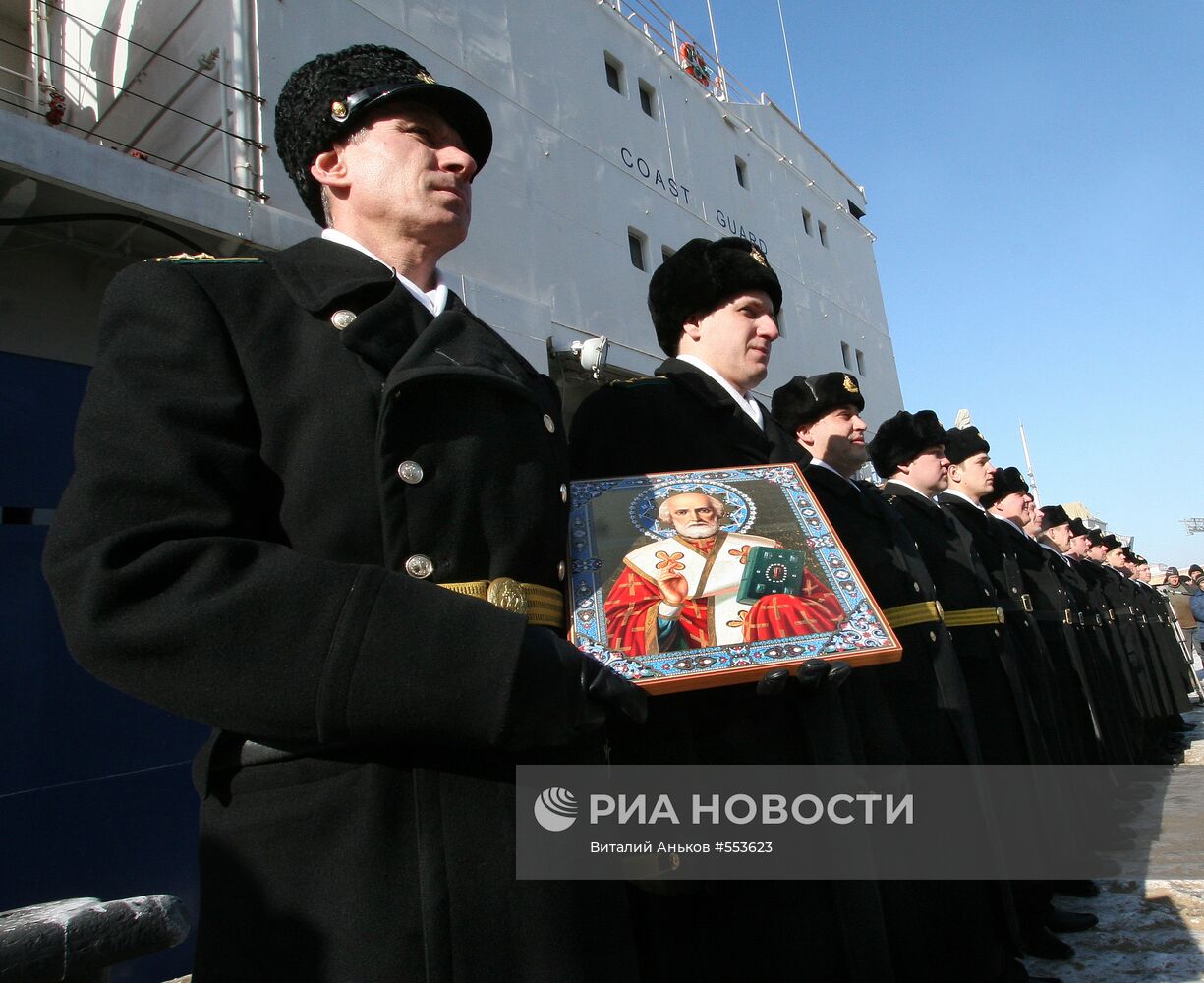 Церемония поднятия военно-морского флага на танкере "Ишим"