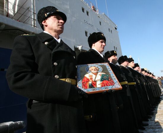 Церемония поднятия военно-морского флага на танкере "Ишим"