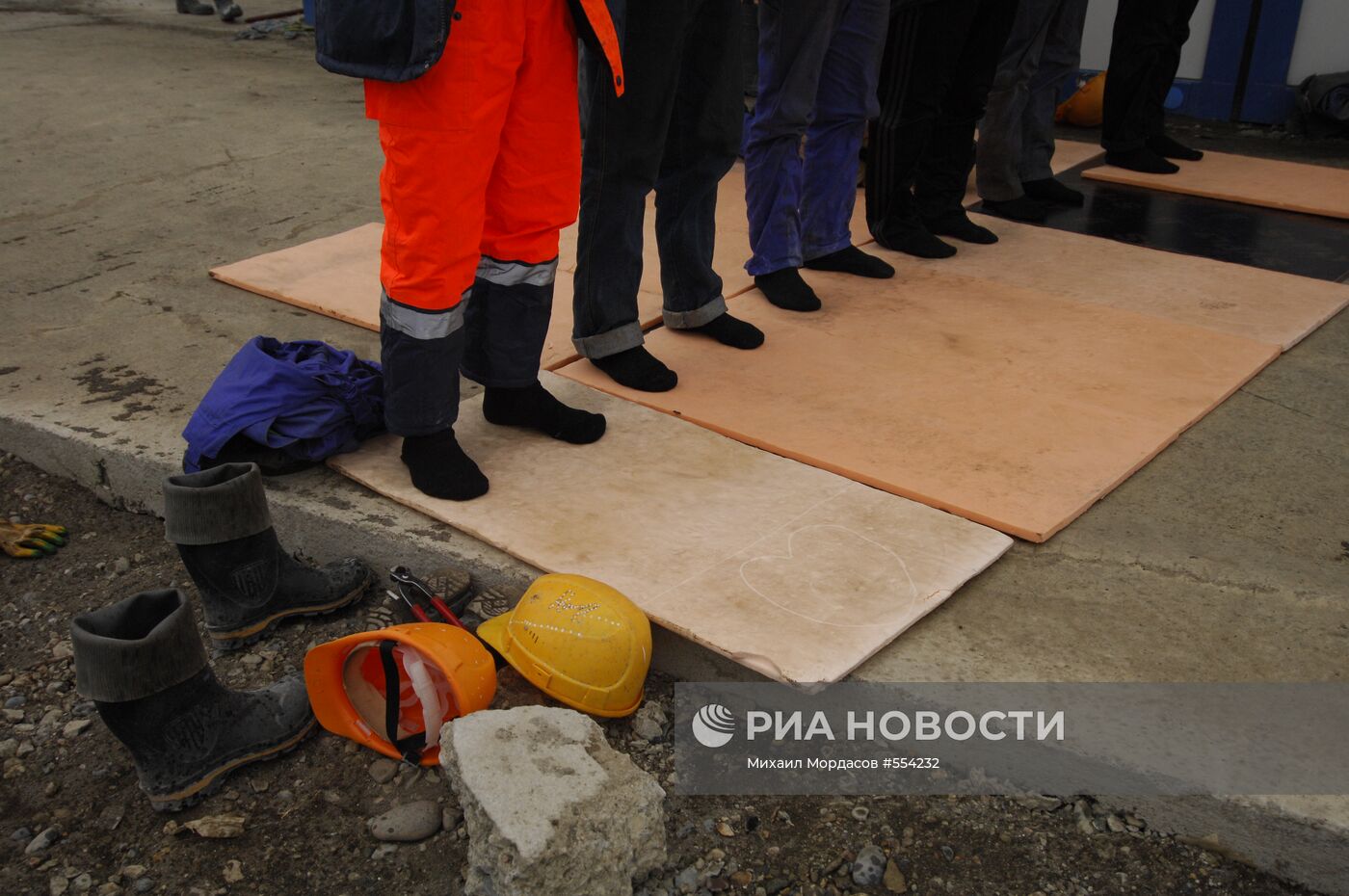 Совершение намаза строителями-мусульманами ледовой арены в Сочи
