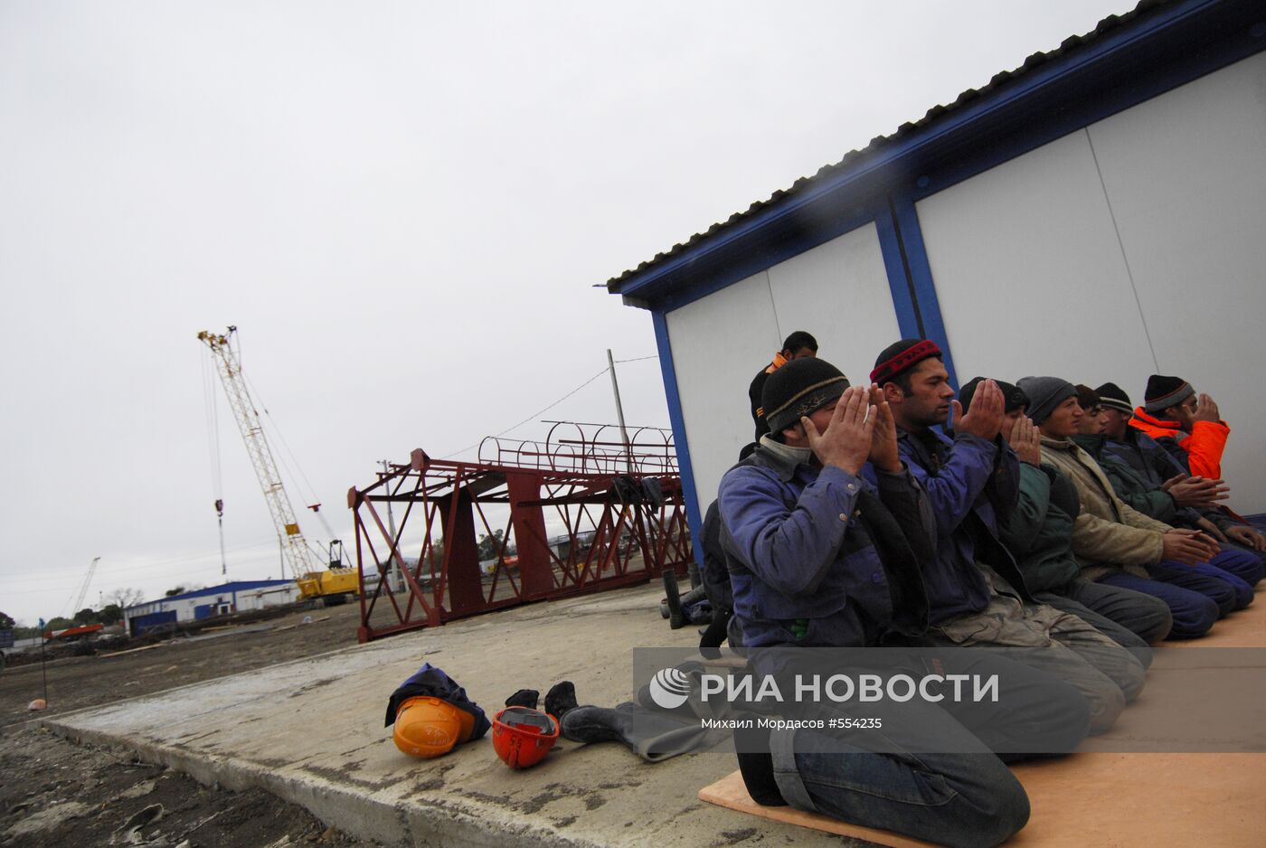 Совершение намаза строителями-мусульманами ледовой арены в Сочи