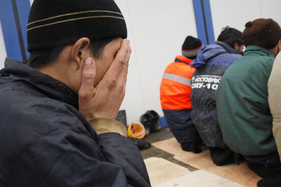 Совершение намаза строителями-мусульманами ледовой арены в Сочи