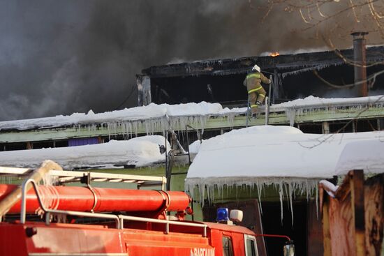 Пожар на складе хозяйственных товаров в Екатеринбурге
