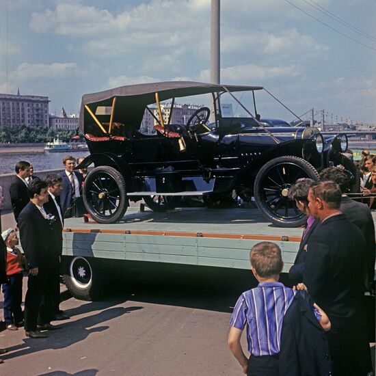 Парад старинных автомобилей