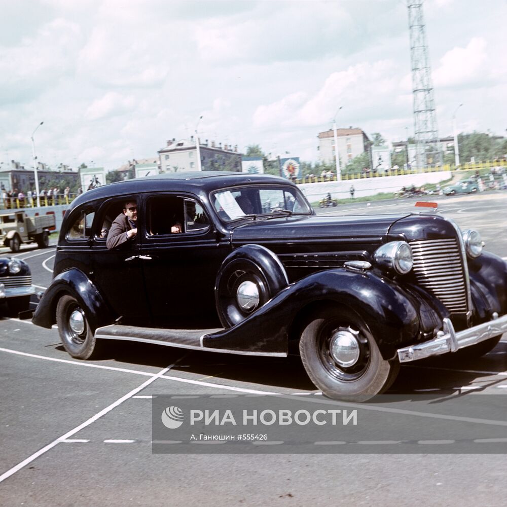 Парад старинных автомобилей