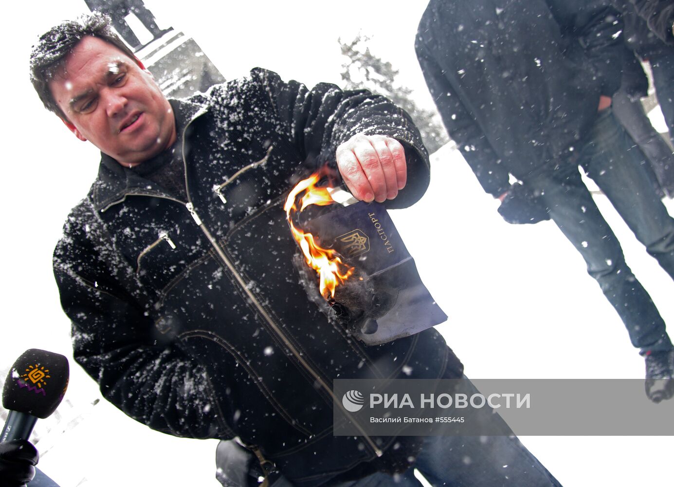 Депутат из Севастополя сжег свой паспорт