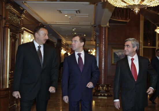 Д.Медведев встретился с С.Саргсяном и И.Алиевым в Сочи