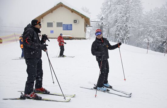 Д.Медведев и И.Алиев покатались на горных лыжах