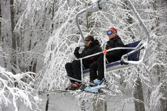 Д.Медведев и И.Алиев покатались на горных лыжах