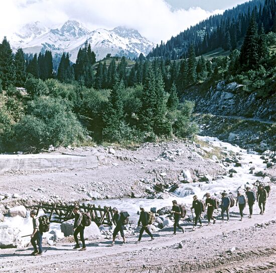 Туристы в урочище Чимбулак