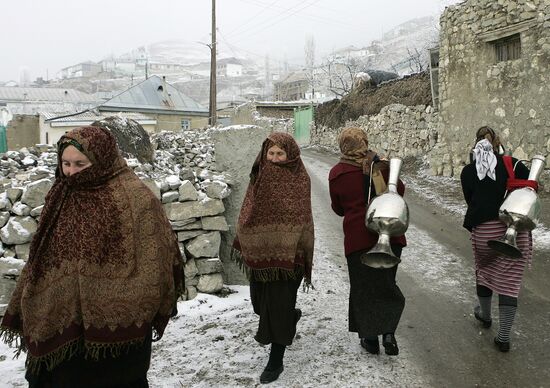 Местные жительницы на улицах села Анди
