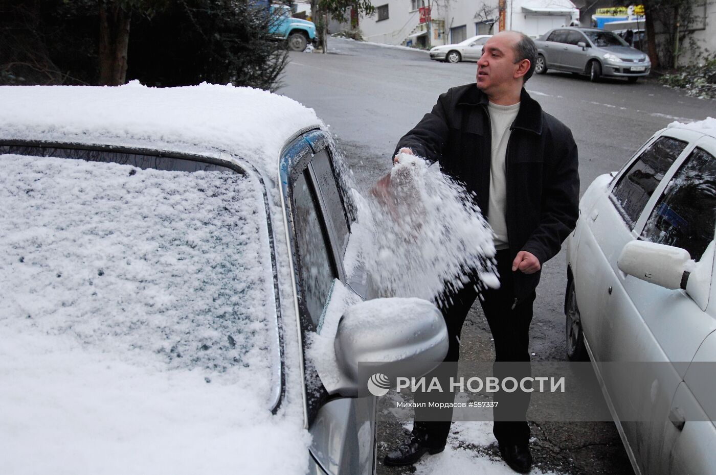 Очистка от снега автомобиля после снегопада в Сочи