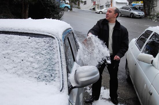 Очистка от снега автомобиля после снегопада в Сочи