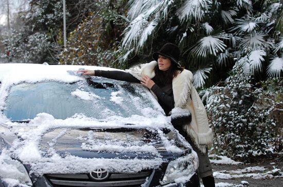 Очистка от снега автомобиля после снегопада в Сочи