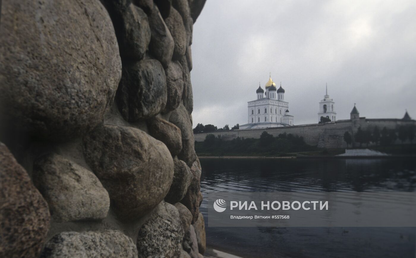 Вид на Псковский кремль и Троицкий собор