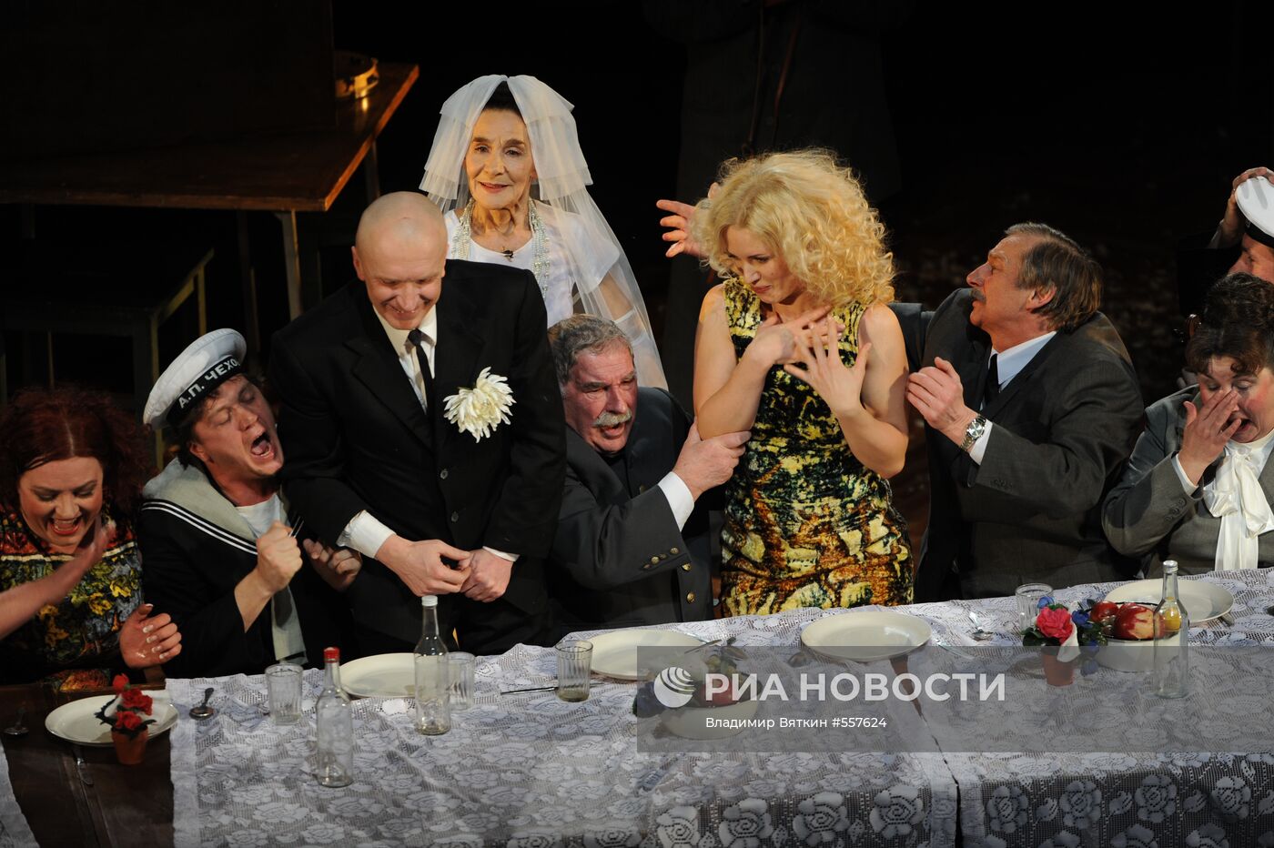 Сцена из спектакля "Свадьба" А.П.Чехова
