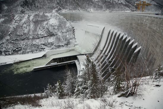 Из-за морозов часть плотины Саяно-Шушенской ГЭС покрылась льдом