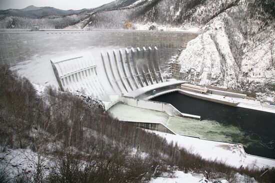 Из-за морозов часть плотины Саяно-Шушенской ГЭС покрылась льдом