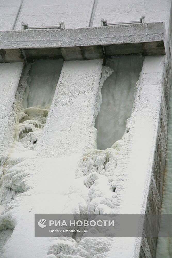 Из-за морозов часть плотины Саяно-Шушенской ГЭС покрылась льдом