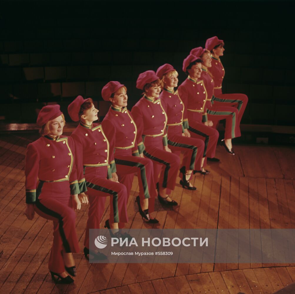 Сцена из спектакля "Баня"