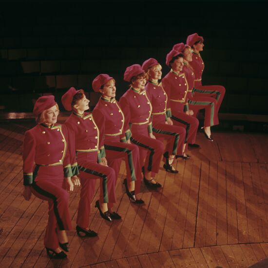 Сцена из спектакля "Баня"