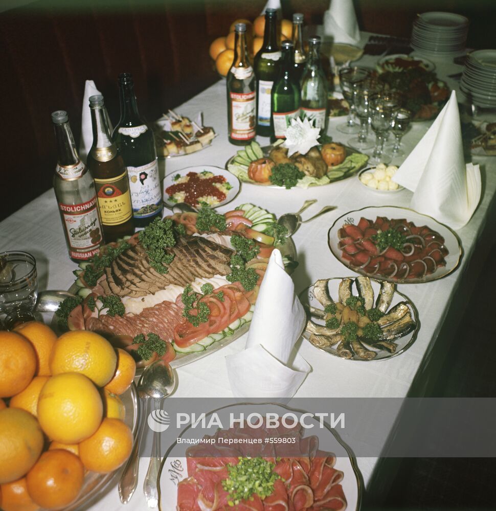 Сервировка стола на советском пассажирском теплоходе "Байкал"