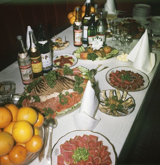 Сервировка стола на советском пассажирском теплоходе "Байкал"