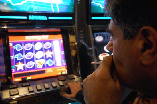 Посетитель легального казино "Оракул"