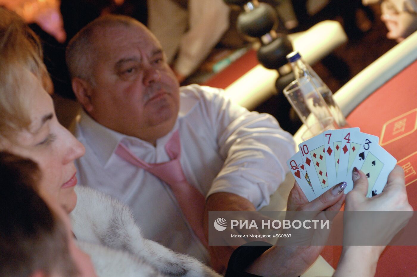 Посетители легального казино "Оракул"