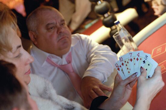 Посетители легального казино "Оракул"