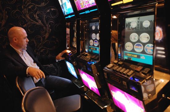 Посетитель легального казино "Оракул"