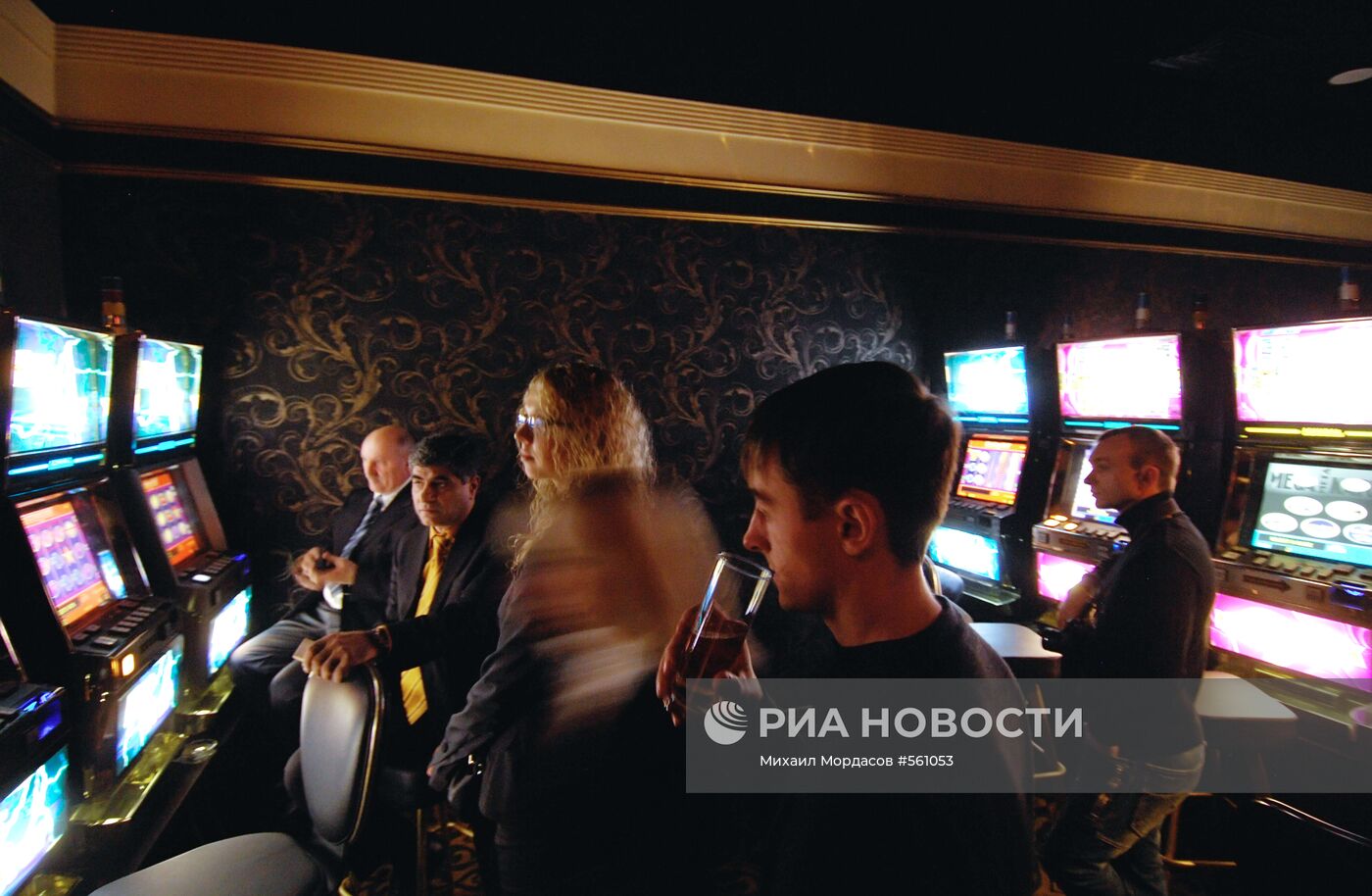 Посетители легального казино "Оракул"