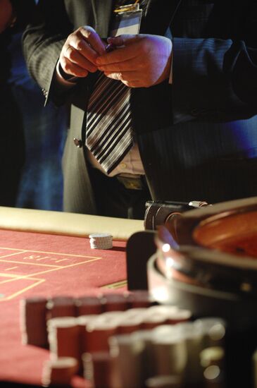 Игровой стол в казино "Оракул"