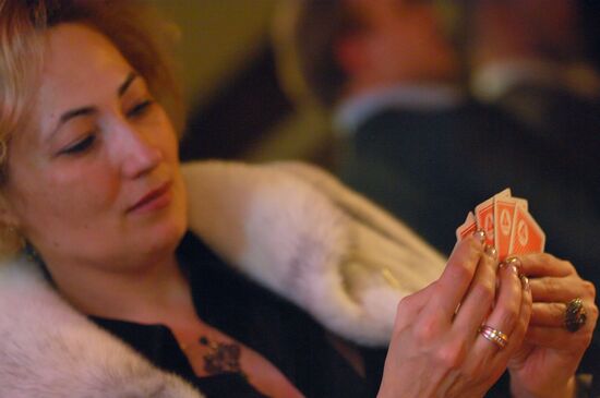 Посетительница легального казино "Оракул"