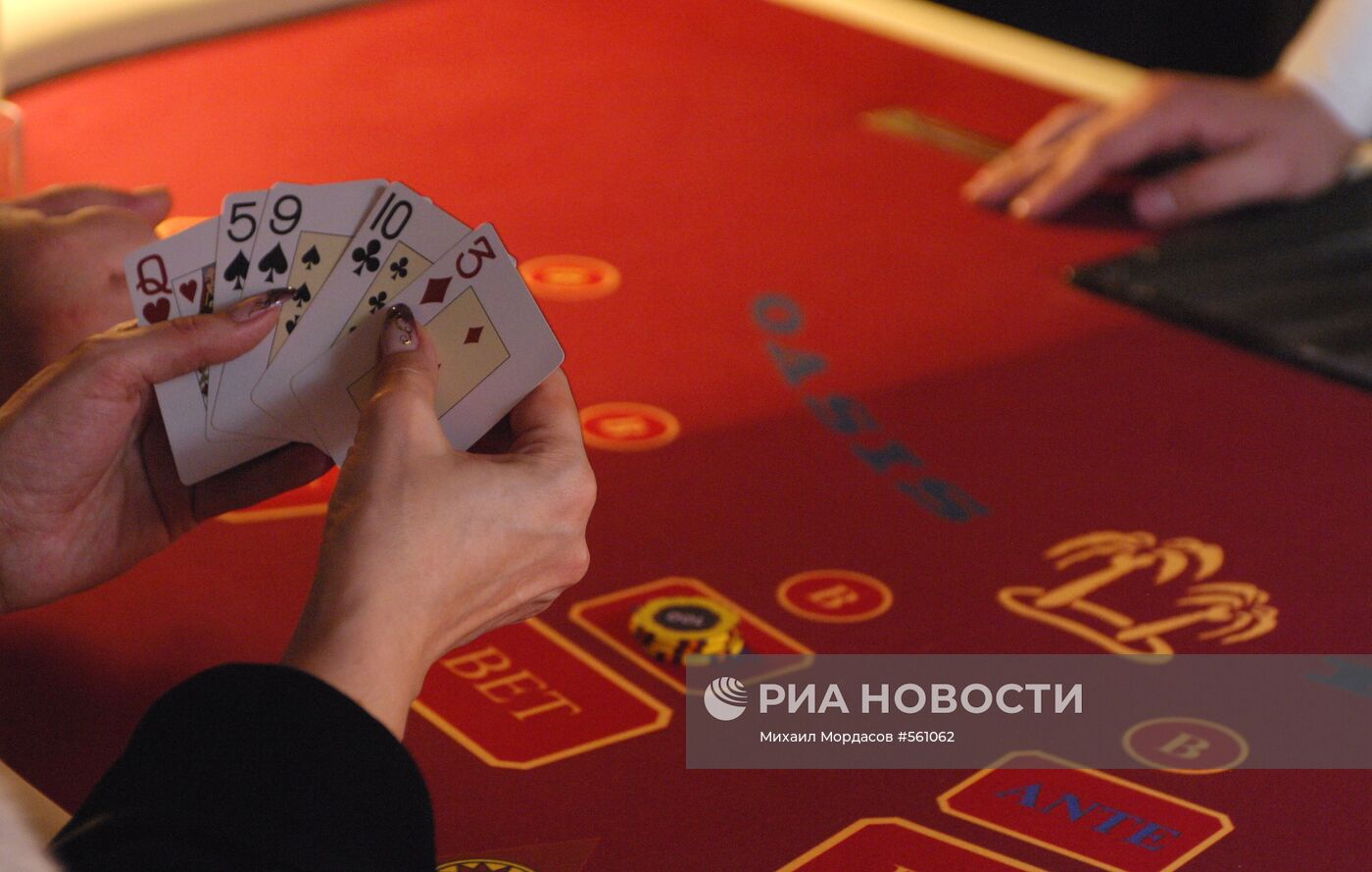 Игровой стол в казино "Оракул"