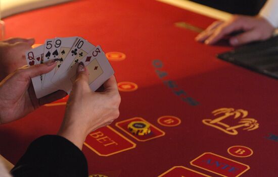 Игровой стол в казино "Оракул"