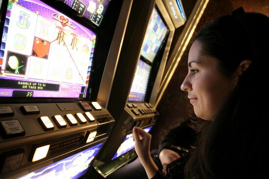 Посетительница легального казино "Оракул"