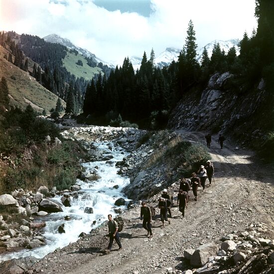 Туристы в урочище Чимбулак