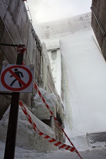 Из-за сильных морозов плотина СШГЭС покрылась льдом