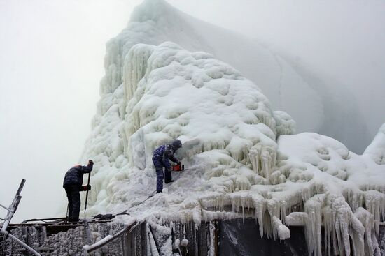 Устранение снежно-ледового образования на Саяно-Шушенской ГЭС