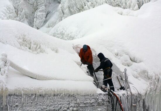 Устранение снежно-ледового образования на Саяно-Шушенской ГЭС