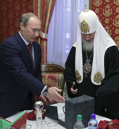 В. Путин поздравил патриарха Кирилла с годовщиной интронизации