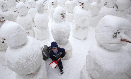 Парад снеговиков у детского музыкального театра Натальи Сац