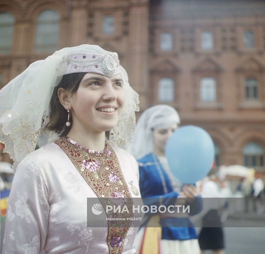 Девушка в национальном грузинском костюме