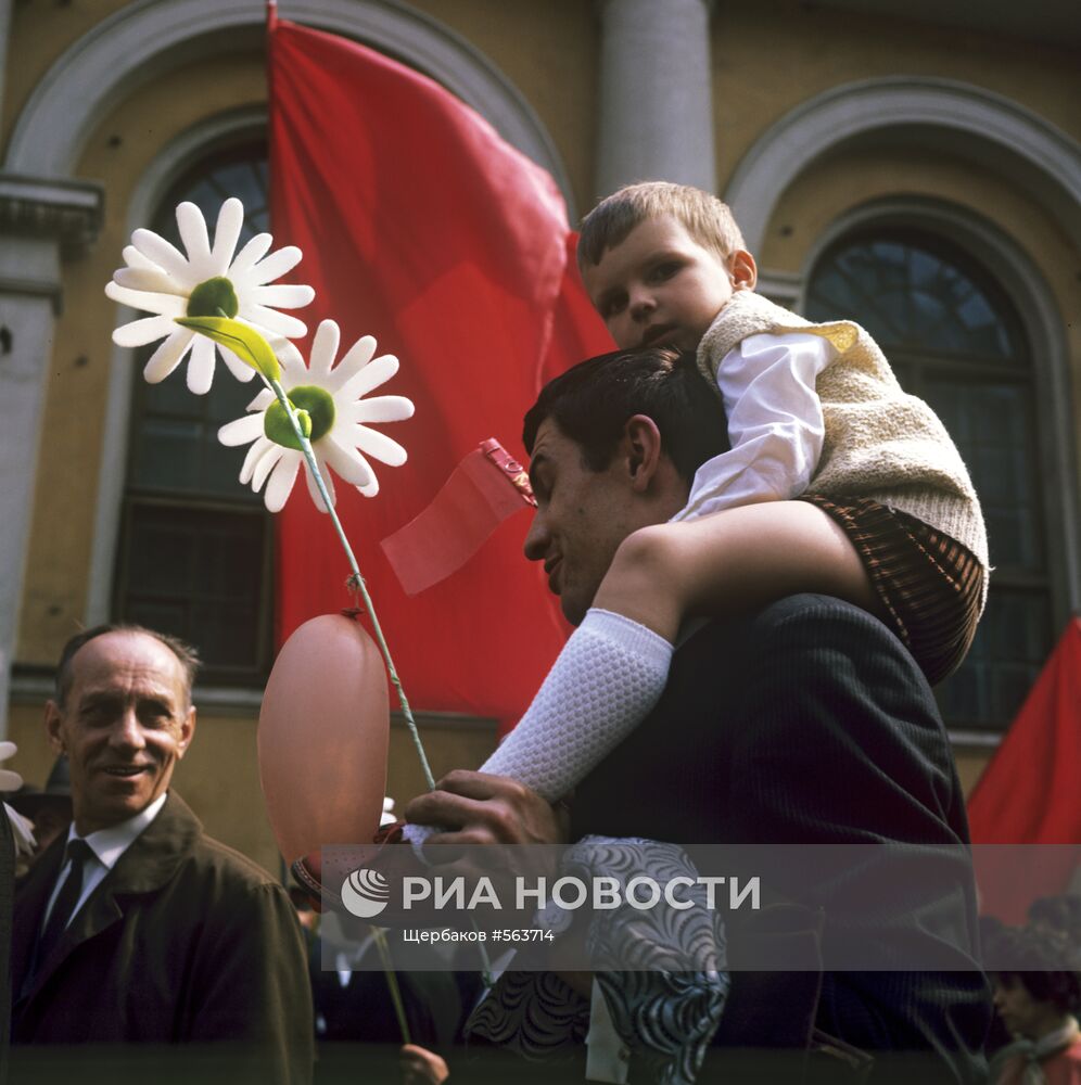 Москвичи на первомайской демонстрации