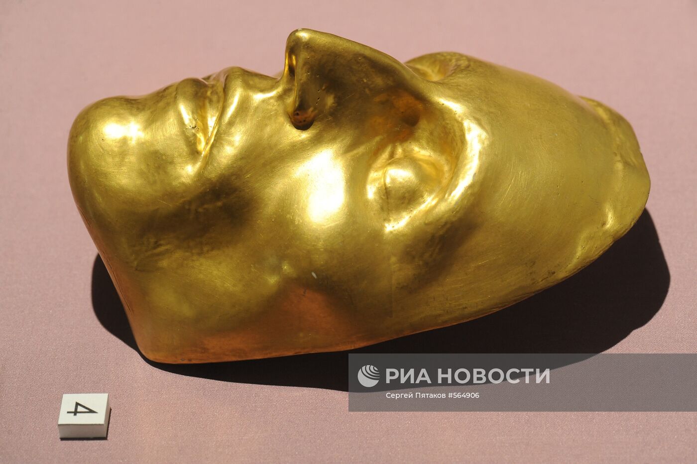 Посмертная маска Владимира Володарского