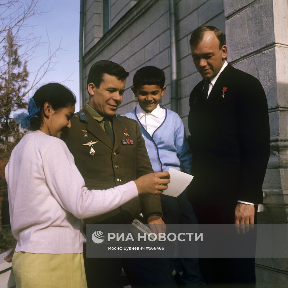 Космонавты А. Елисеев и Е. Хрунов