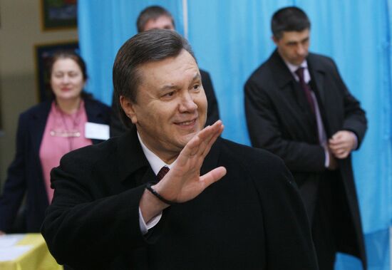 Голосование Виктора Януковича в день выборов президента Украины